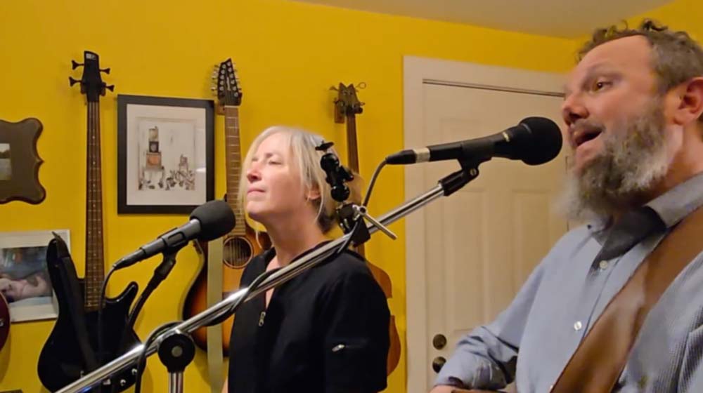 An image of Vanessa and Gabriel taken from the side, performing a song